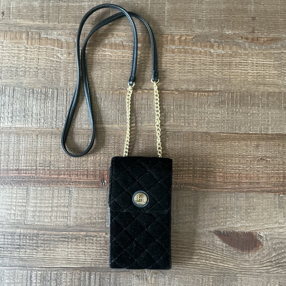 Liz Claiborne Handbags - Liz Claiborne Black Quilted Phone/Wallet Bag with Gold Chain